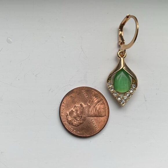 Vintage Style Emerald Green Earrings - Faux Jade or Peridot in Gold Tone Setting - Picture 6 of 7